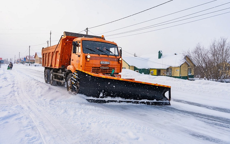 На Ямале чистят поселки после снежных выходных(видео)