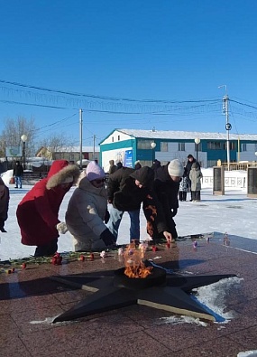 Северяне несут цветы к мемориалу в память о погибших в Крокусе(видео)