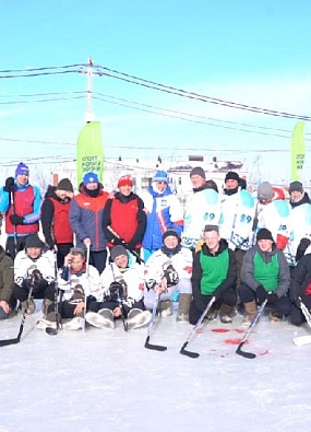 Арктический хоккей | На льду спортсмены в валенках(видео)