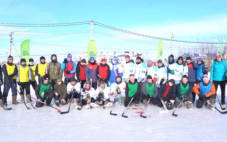 Арктический хоккей | На льду спортсмены в валенках(видео)