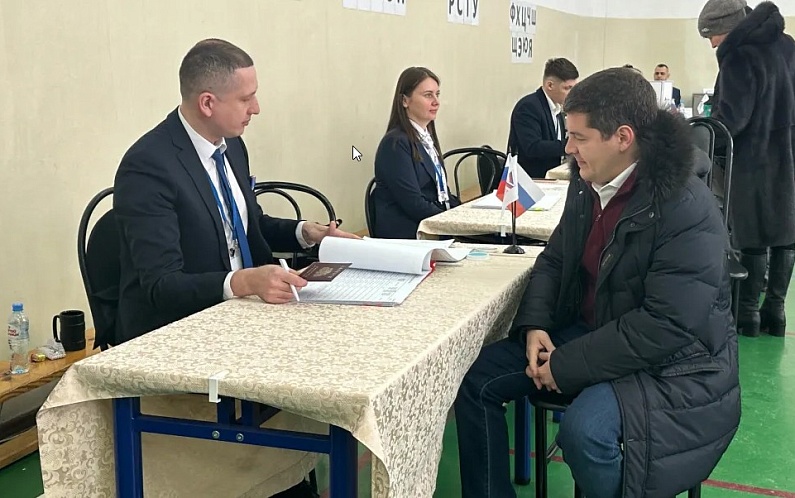 «За Россию будущего»: Дмитрий Артюхов проголосовал на выборах президента