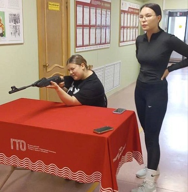 Аксарковцы стреляли и тягали гири