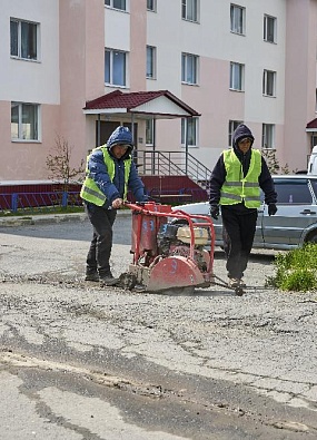 В Аксарке начали демонтировать старый асфальт 