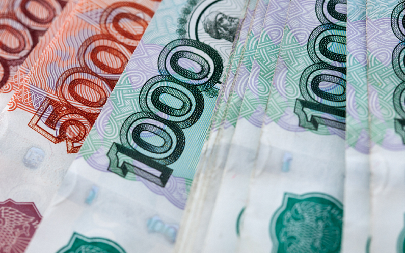 Более 3,3 млрд рублей – на выплаты медикам и соцработникам
