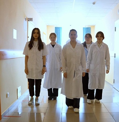 Волонтеры-медики на два дня стали врачами | Ямальские школьники учатся делать ЭКГ(видео)