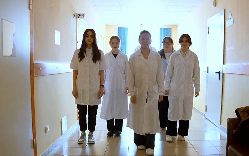 Волонтеры-медики на два дня стали врачами | Ямальские школьники учатся делать ЭКГ(видео)