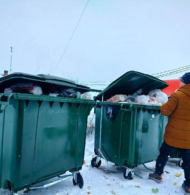 Подрядчик вывозит мусор из посёлков Приуралья