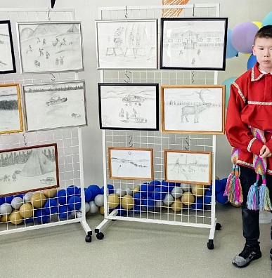 Школьник Аксарки представил одноклассникам и педагогам выставку своих рисунков