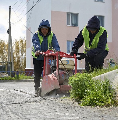 Дорожники залатали ямы на улицах Аксарки