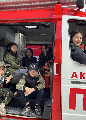 Школьники Аксарки познакомились с профессией пожарного