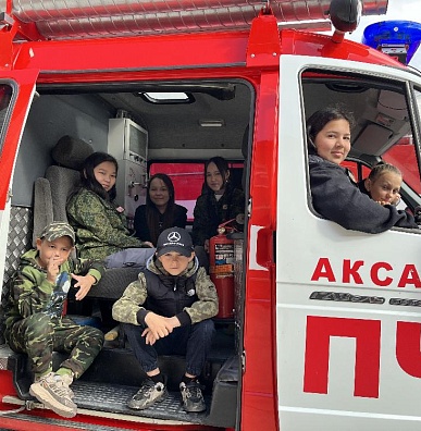 Школьники Аксарки познакомились с профессией пожарного