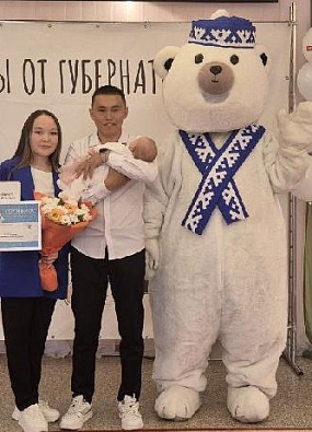 Приуральцам вручили 3 миллиона за дочку