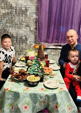 Знакомство в социальной сети переросло для харсаимцев в многодетную семью