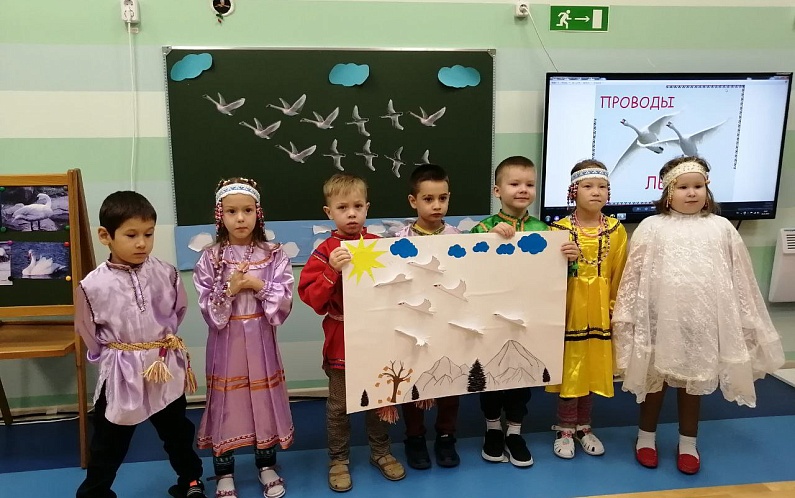 Воспитанники детского сада Аксарки отметили Праздник проводов лебедя
