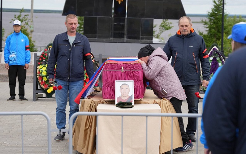 Приуралье простилось с героем  