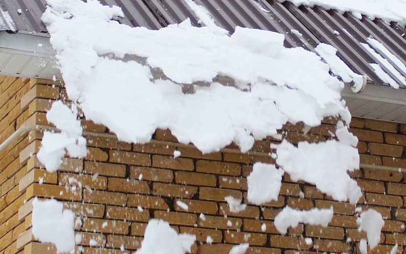 В Приуралье начался период схода снега с крыш 