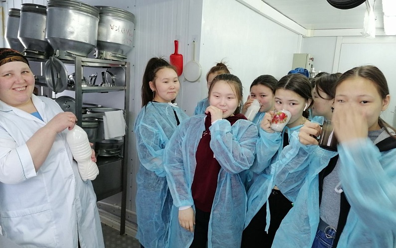 Школьникам провели экскурсию по молочному цеху Белоярска