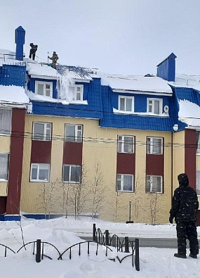 Жителей Ямала предупредили о сходе снега с крыш