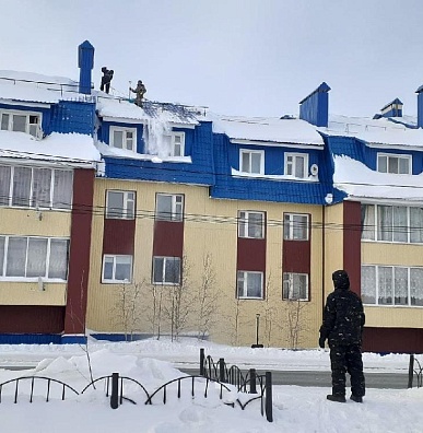 Жителей Ямала предупредили о сходе снега с крыш