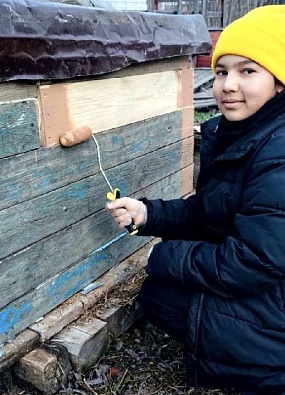 Школьники из Аксарки подготовили придомовую территорию пенсионеров к зиме
