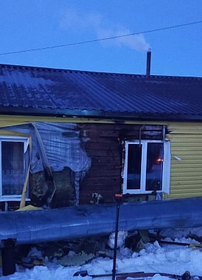 Пожарные ликвидировали пожар в доме Белоярска 